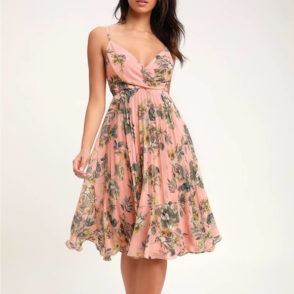 🆕 Lulu’s Peach Floral Print Pleated Midi Dress - Picture 2 of 10